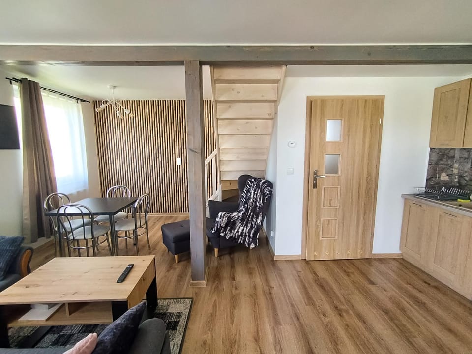 Kitchen or kitchenette, Living room, Seating area, Dining area