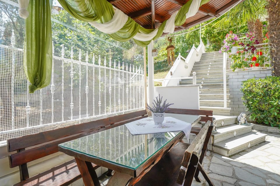 Patio, BBQ facilities, Garden, Communal kitchen, Area and facilities