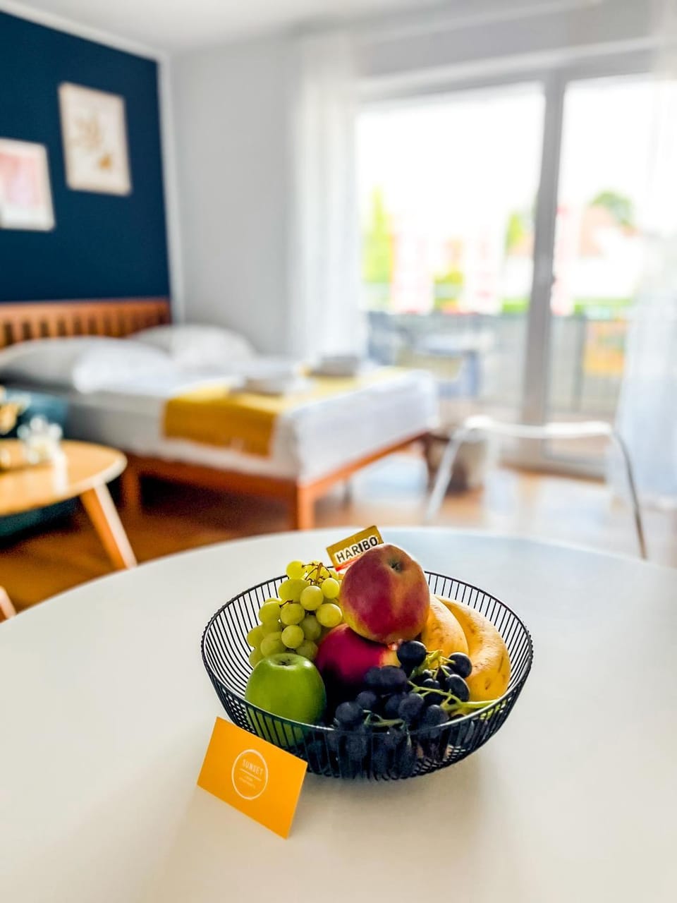 Bed, Dining area