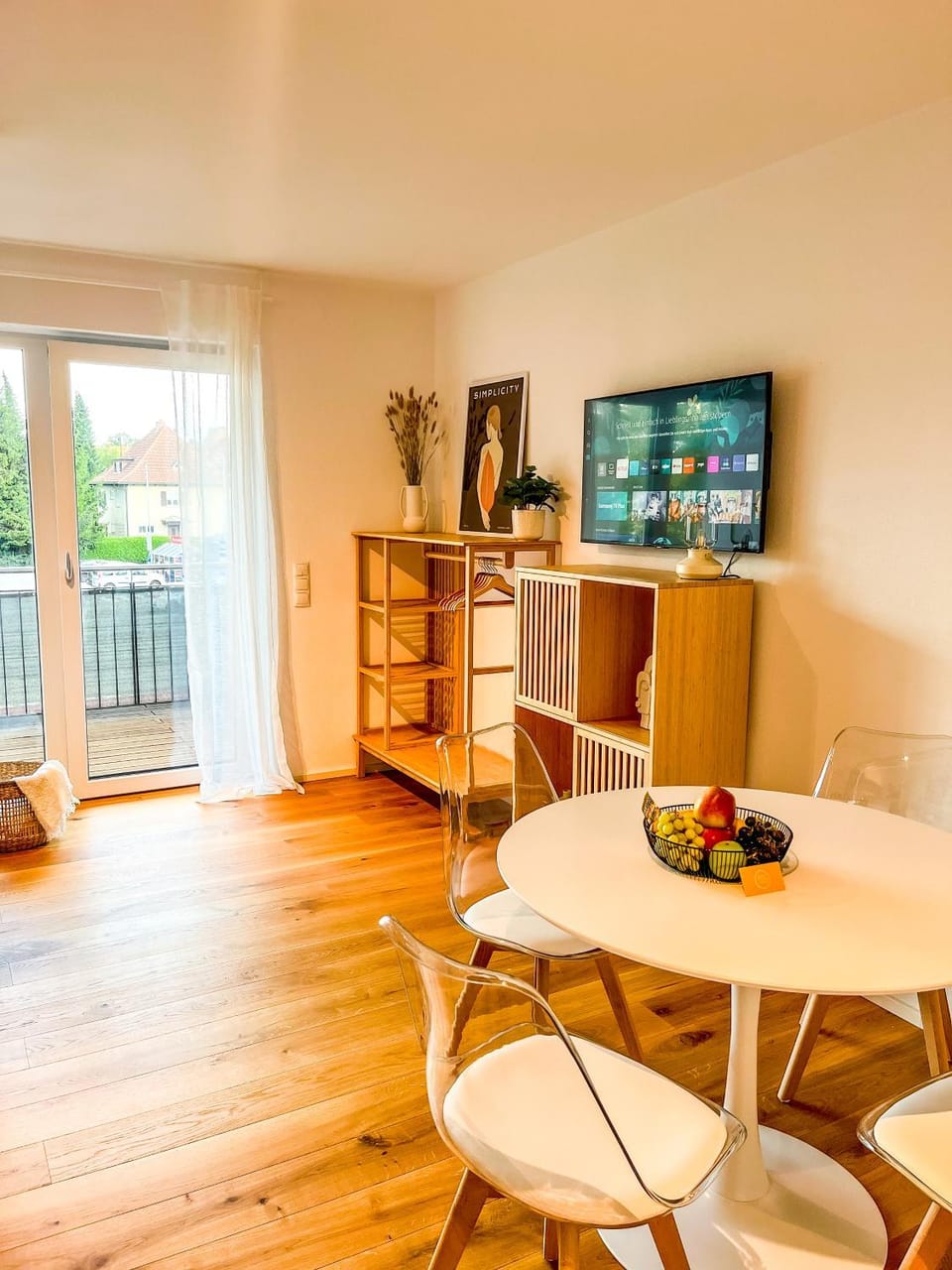 TV and multimedia, Living room, Seating area, Dining area, Evening entertainment