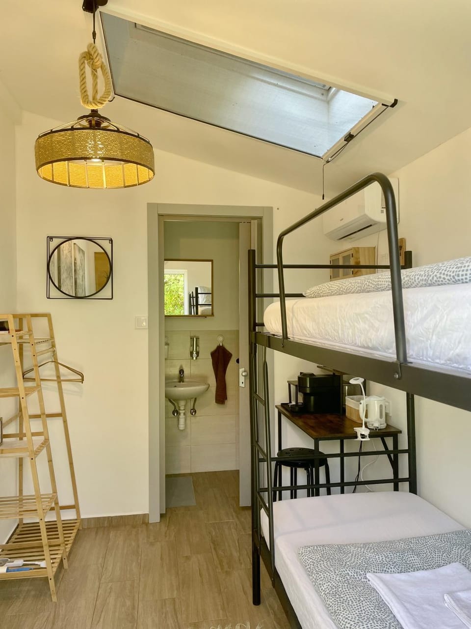 Bedroom, bunk bed