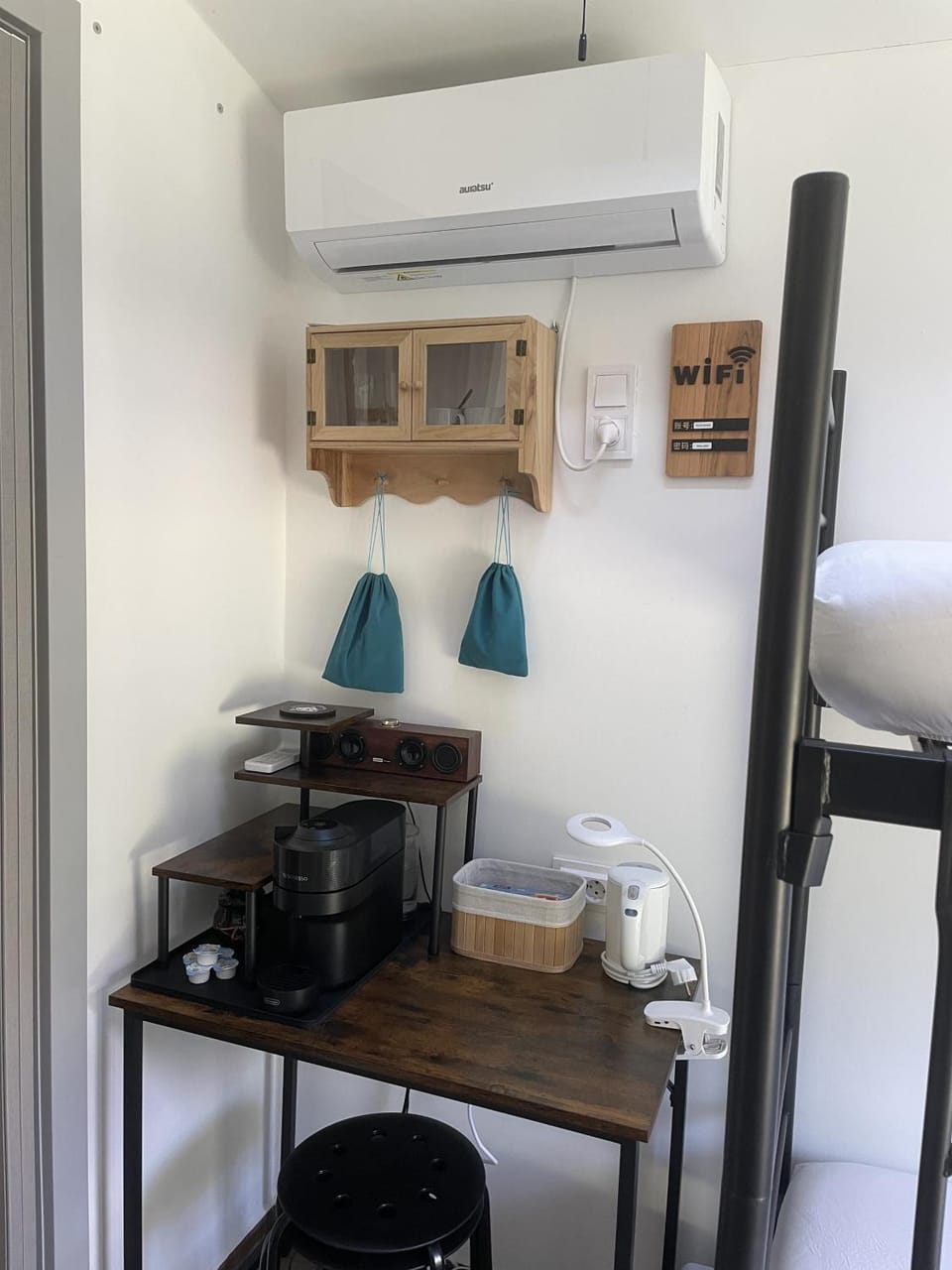 Coffee/tea facilities, Kitchen or kitchenette, air conditioner