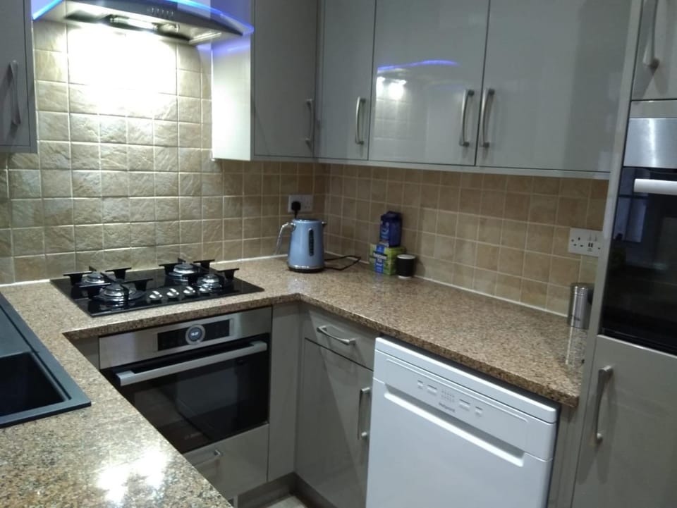 Coffee/tea facilities, Kitchen or kitchenette, dishwasher, stove