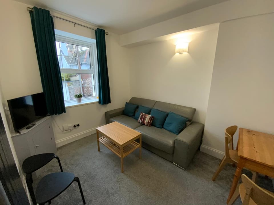 TV and multimedia, Living room, Seating area, Dining area, Evening entertainment