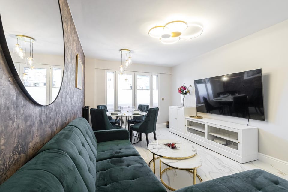 TV and multimedia, Living room, Seating area, Evening entertainment