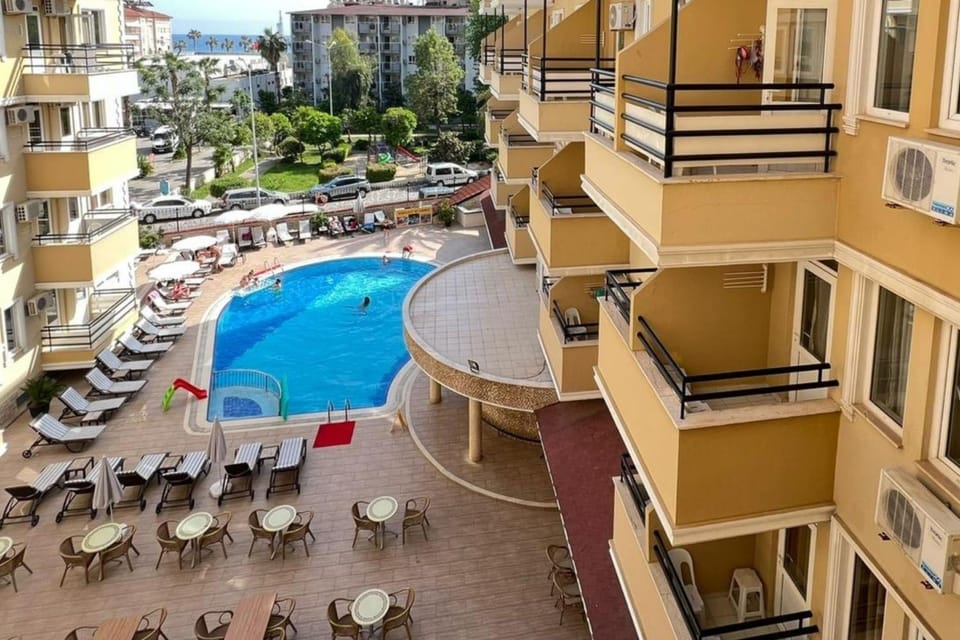 Property building, Bird's eye view, Balcony/Terrace, Pool view, Swimming pool, Location, Parking, sunbed