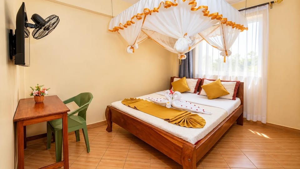 Bed, TV and multimedia, Photo of the whole room, towels