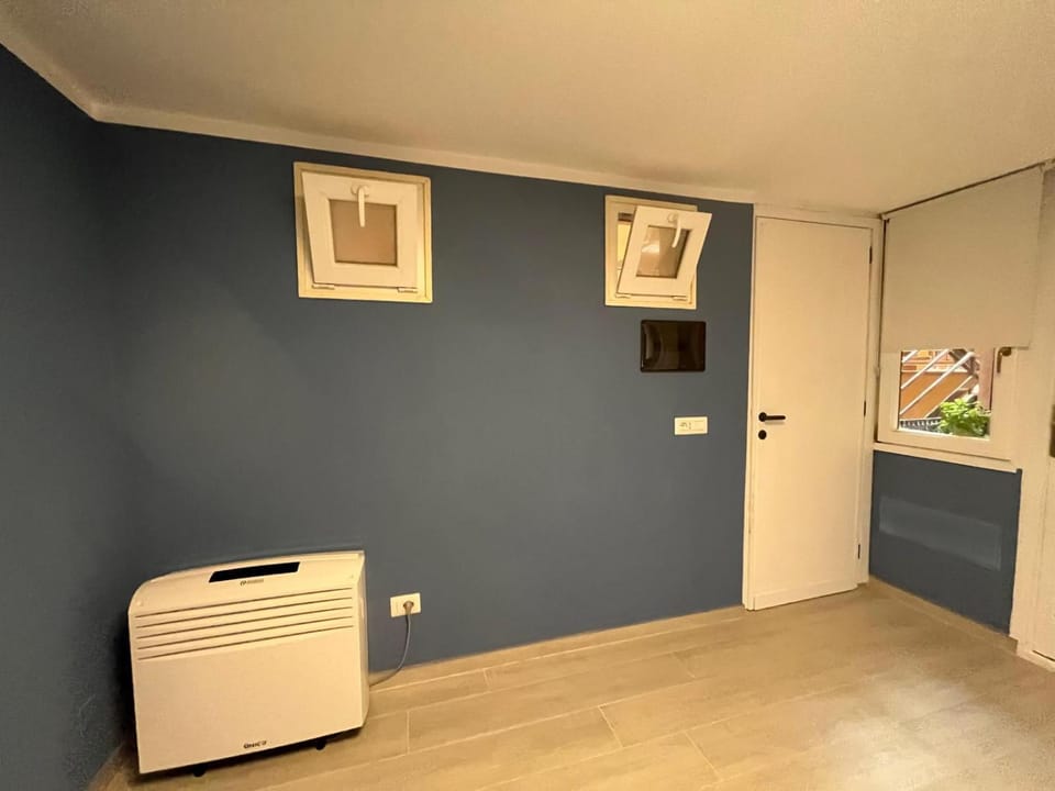 Seating area, internet, air conditioner