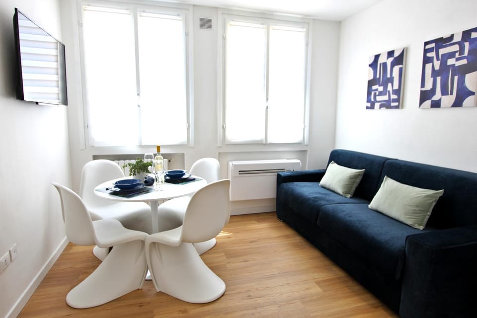 Day, Living room, Dining area