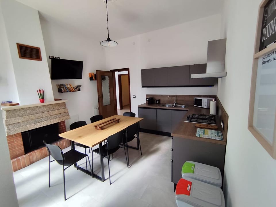 Kitchen or kitchenette, Dining area, oven, stove