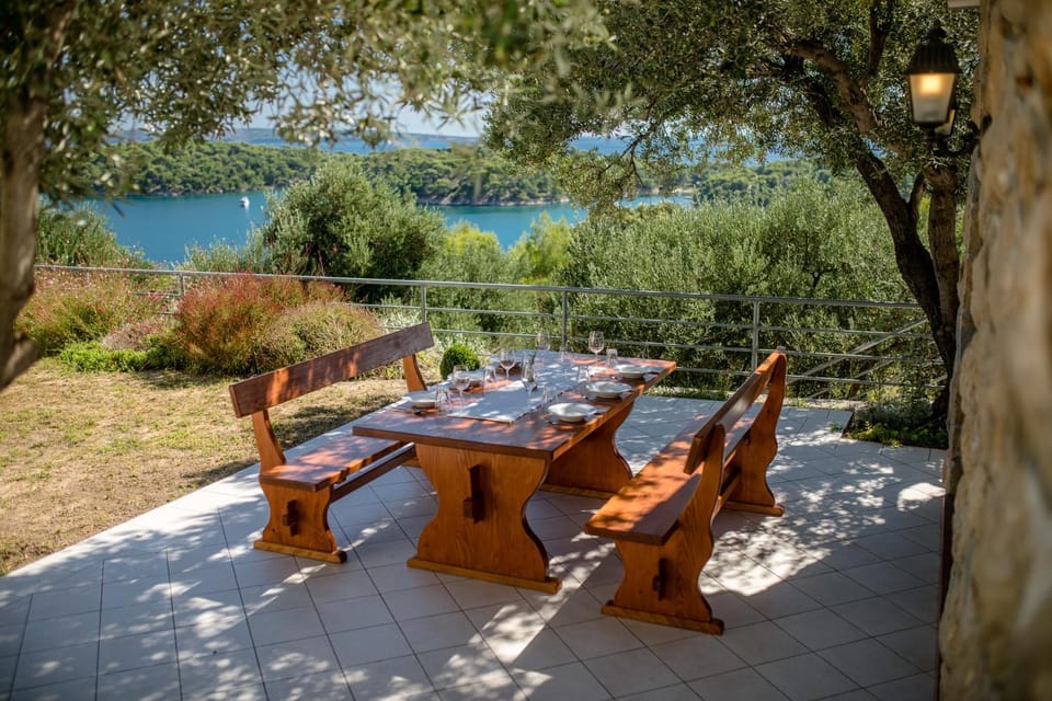 Patio, Day, Natural landscape, Seating area, Dining area, Garden view, Sea view