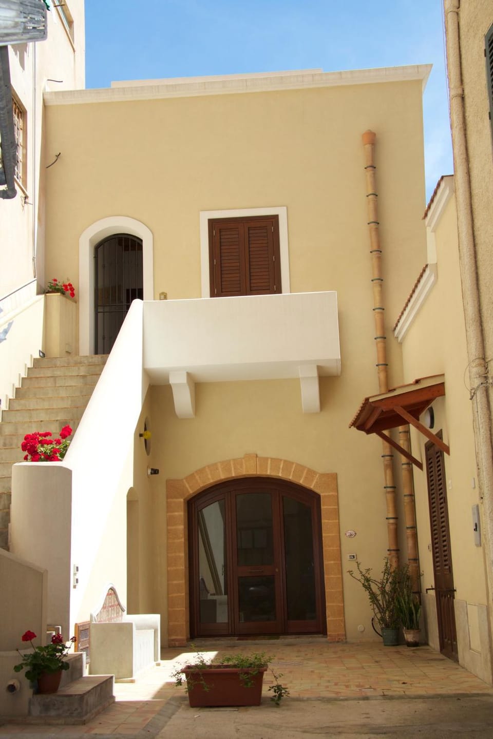 Property building, Facade/entrance, Day