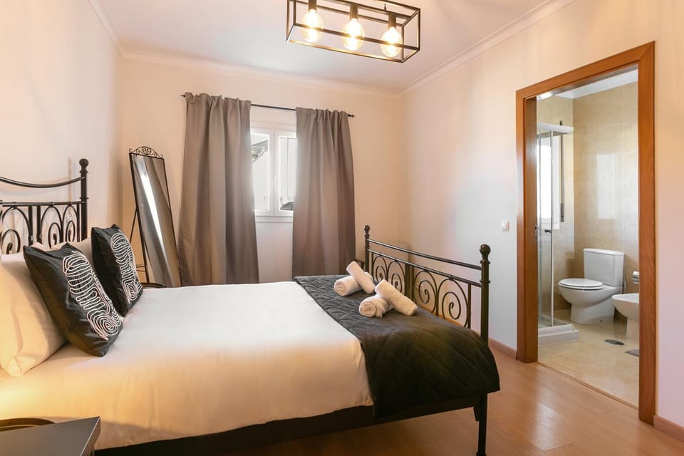 Bed, Bathroom, Bedroom, towels