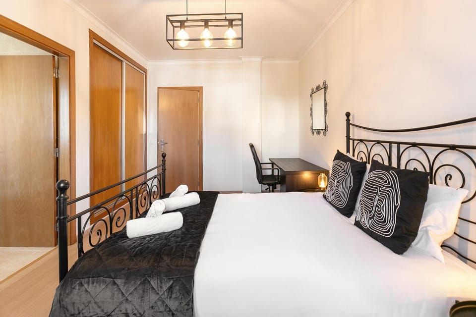 Bed, Seating area, Bedroom