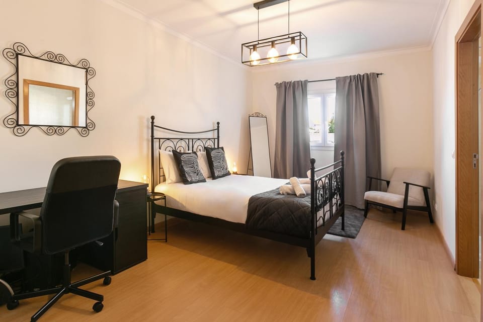 Bed, Seating area, Bedroom, towels