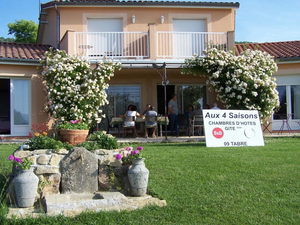 Facade/entrance, Spring, Day, People, Property logo or sign, Garden, Balcony/Terrace, On site