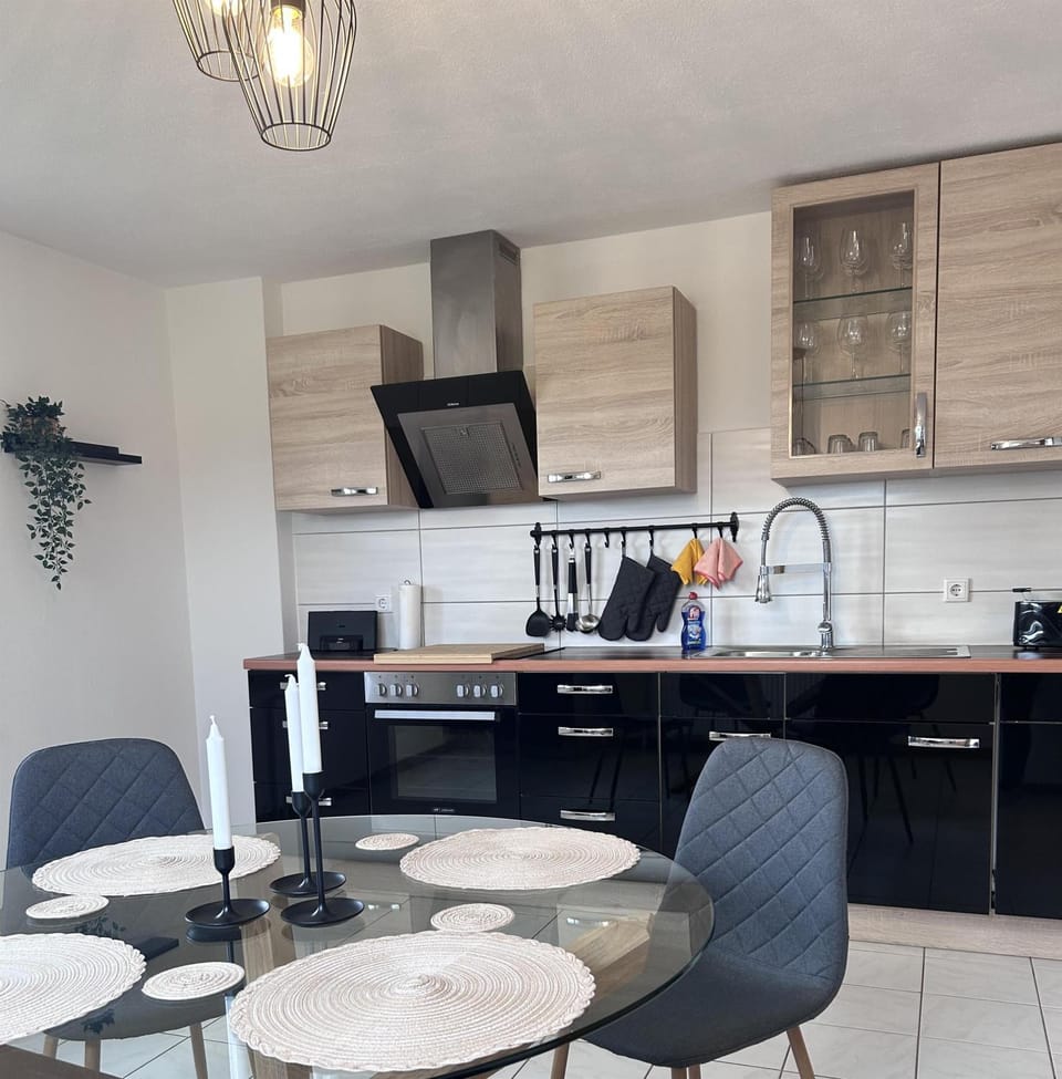 Kitchen or kitchenette, Dining area, pet friendly, stove