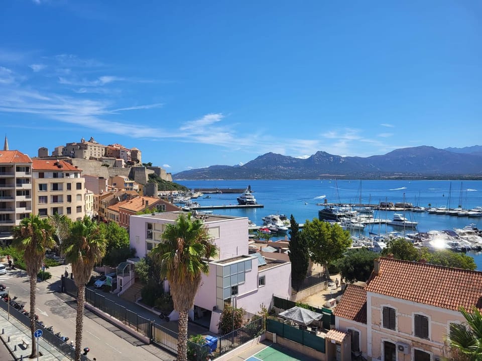 Nearby landmark, Neighbourhood, Natural landscape, View (from property/room), Balcony/Terrace, Balcony/Terrace, City view, Landmark view, Mountain view, Sea view, Sunrise