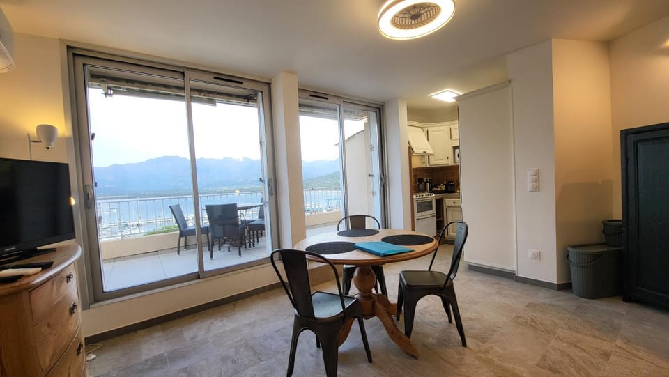 Natural landscape, TV and multimedia, Coffee/tea facilities, Kitchen or kitchenette, Living room, Seating area, Dining area, Mountain view, dishwasher, microwave, oven, stove, toaster, kitchen, air conditioner
