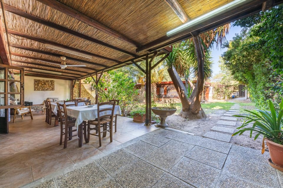 Property building, Balcony/Terrace, Living room