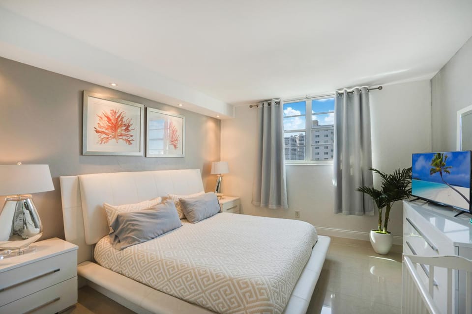 Bed, TV and multimedia, Bedroom