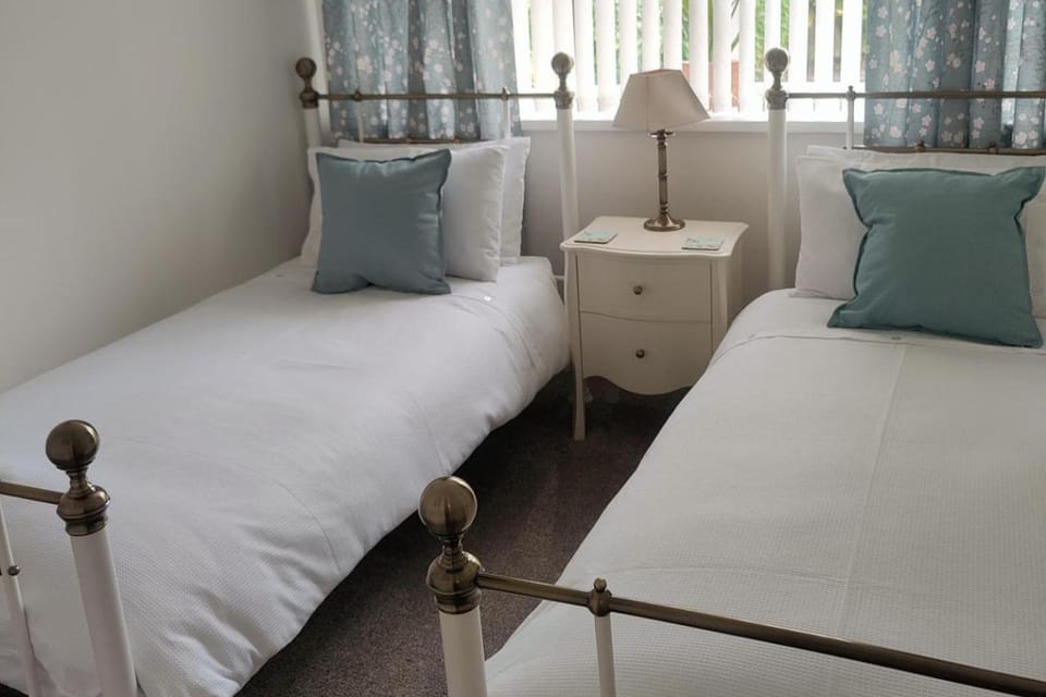 Split Level Bungalow - Sleeps4 - Close to walks House in England