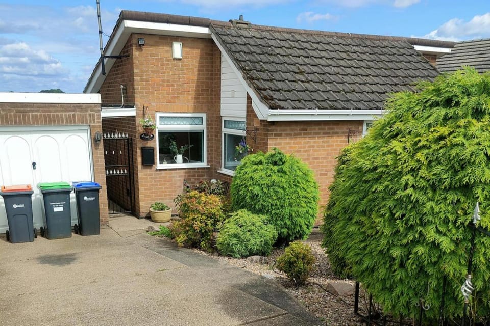 Split Level Bungalow - Sleeps4 - Close to walks House in England