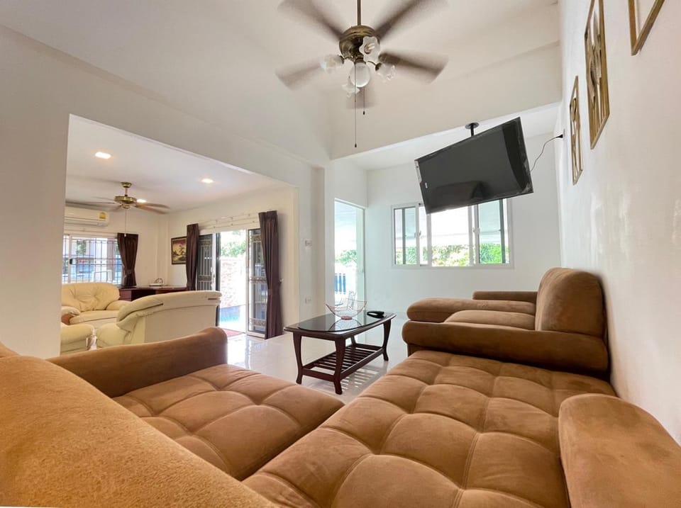 Communal lounge/ TV room, Communal lounge/ TV room, TV and multimedia, Living room, Seating area, fireplace