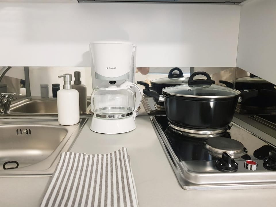 Coffee/tea facilities, Kitchen or kitchenette, stove