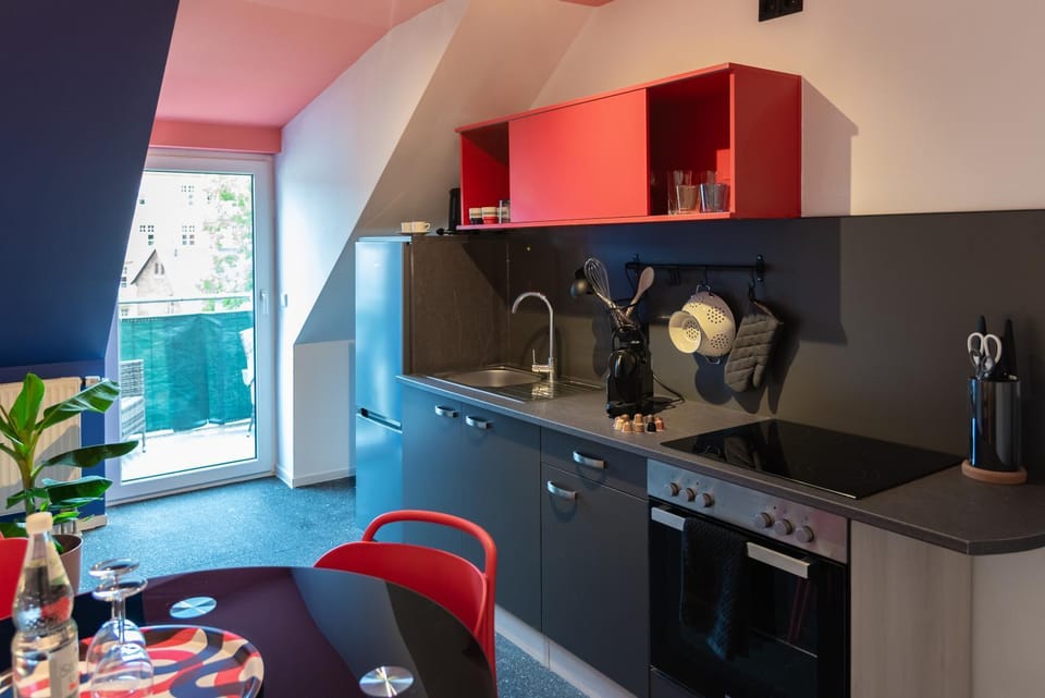 Coffee/tea facilities, Photo of the whole room, Seating area, oven, kitchen