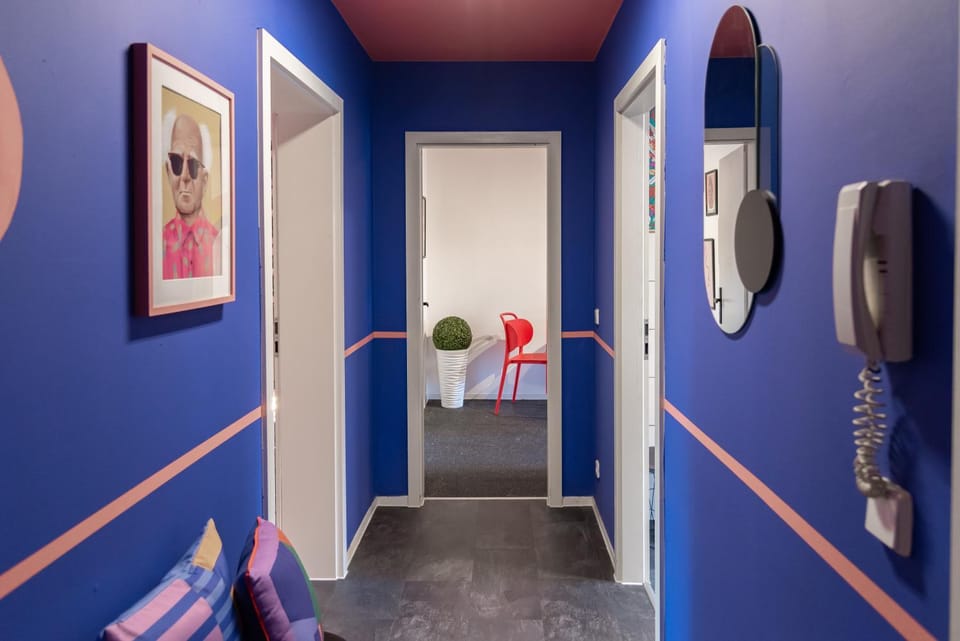 Photo of the whole room, Decorative detail