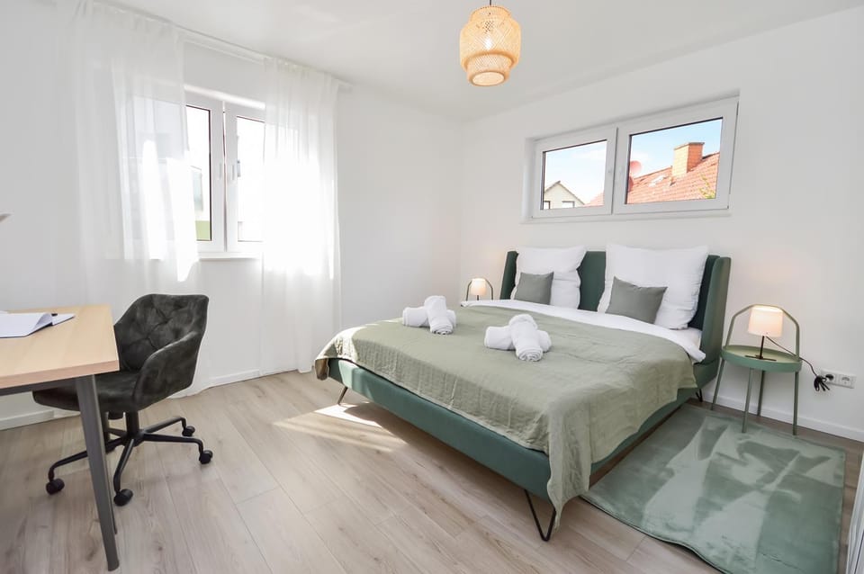 Bed, Photo of the whole room, Seating area, Bedroom, towels