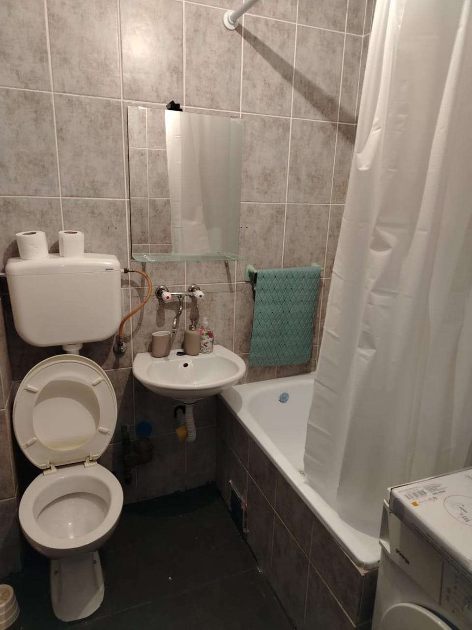 Shower, Toilet, Bathroom, Bath, towels