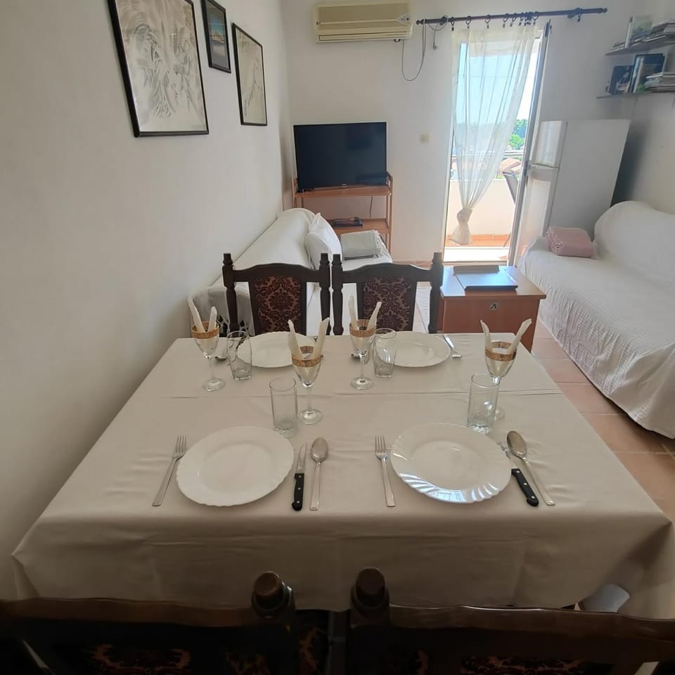Communal lounge/ TV room, Bed, Living room, Seating area, Dining area, air conditioner
