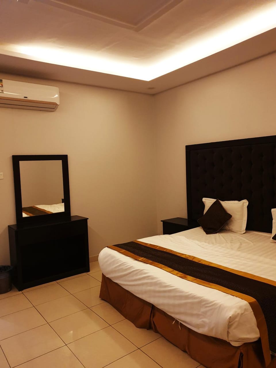 Bed, Photo of the whole room, Bedroom, air conditioner