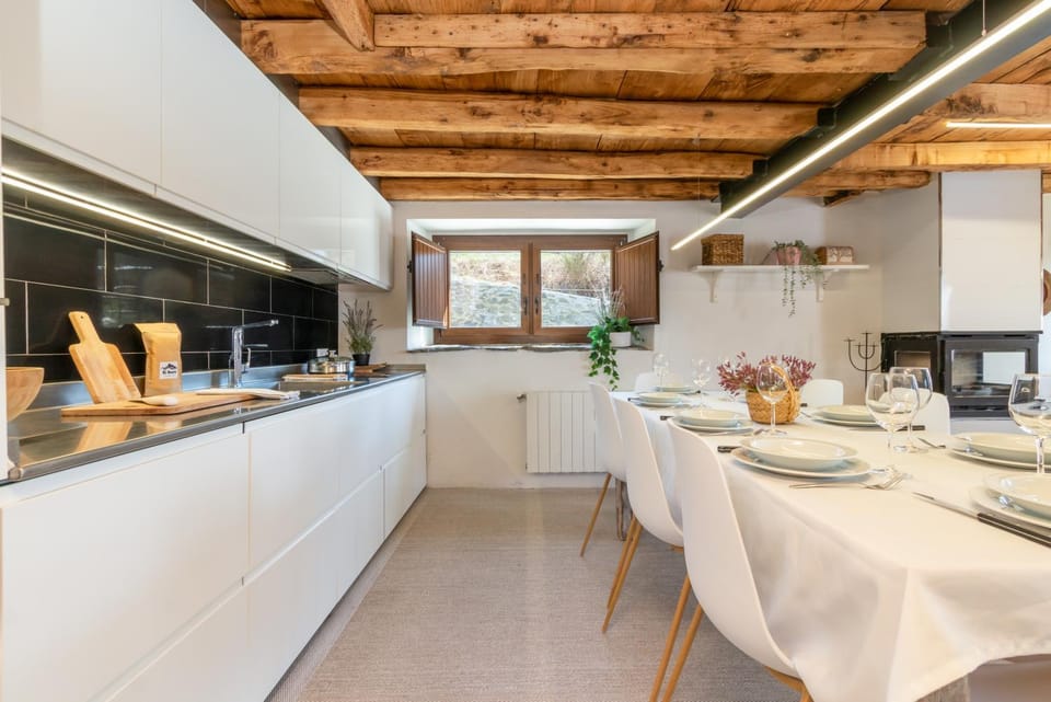 Kitchen or kitchenette, Dining area, stove