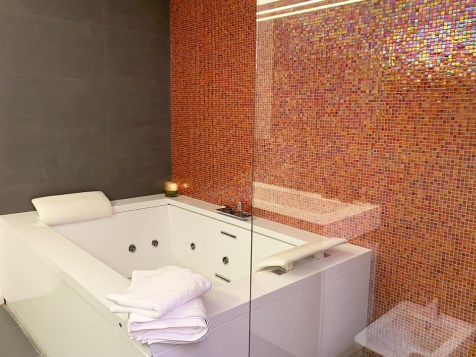 Hot Tub, Bathroom