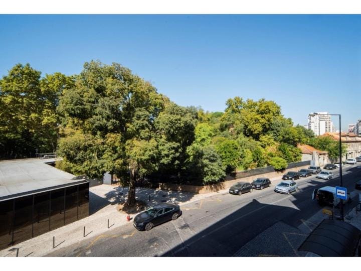 HOUZE Large 4 bedroom apartment near Lisbon Zoo Apartment in Lisbon