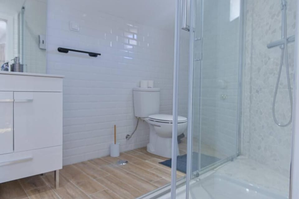 Shower, Toilet, Bathroom, towels