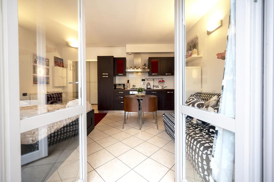 Kitchen or kitchenette, Dining area, stove