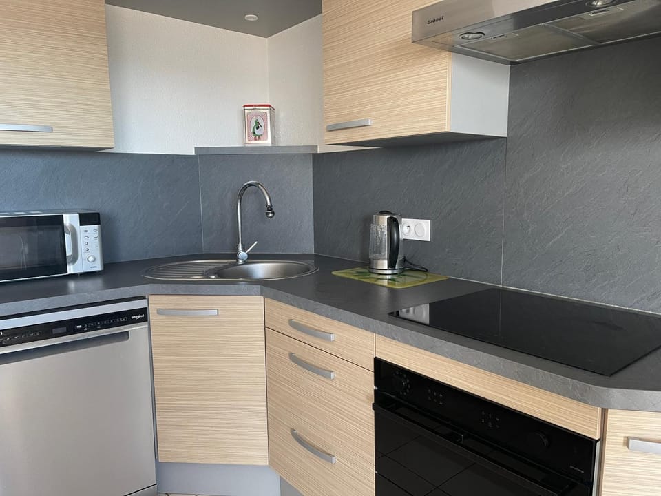 T2 climatisé, vue Mer totale, ascenseur, 2 à 4 pers, parking privé, Wifi fibre, proche des commerces, Kanumera Barcarès Apartment in Le Barcarès