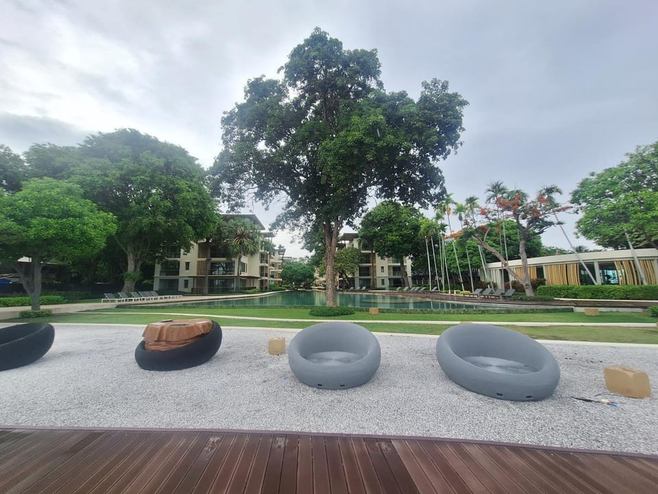 บ้านแสนสุขคอนโดติดทะเล By Nichahome House in Nong Kae