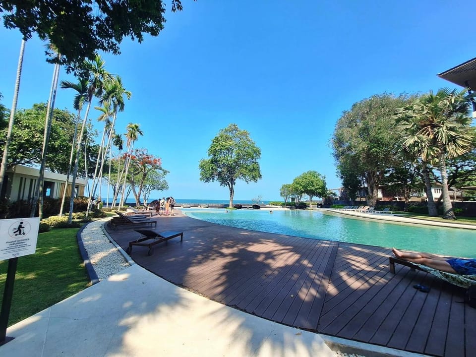 บ้านแสนสุขคอนโดติดทะเล By Nichahome House in Nong Kae