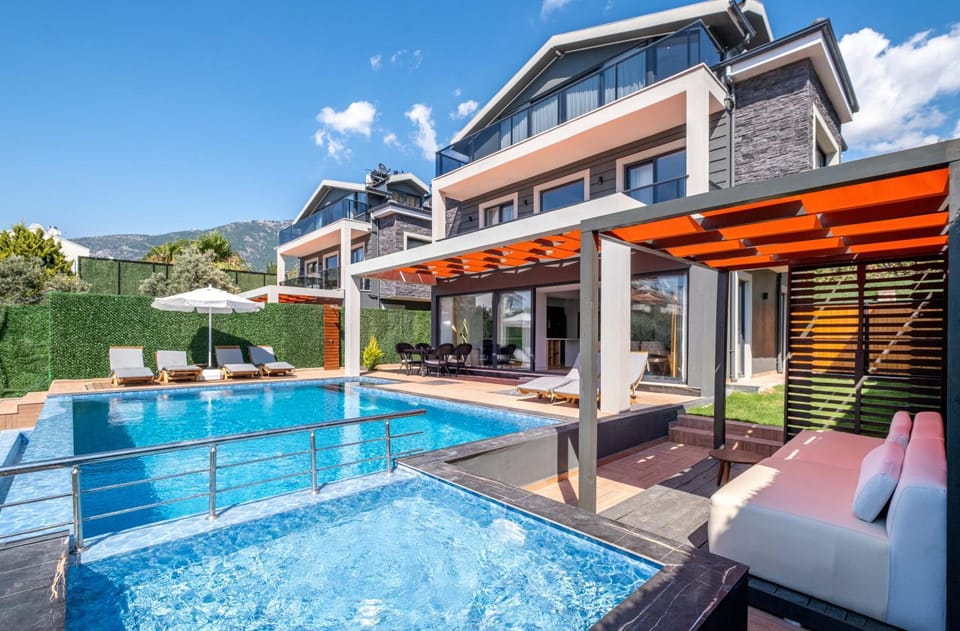 Property building, Patio, Day, Pool view, Swimming pool, Swimming pool, sunbed