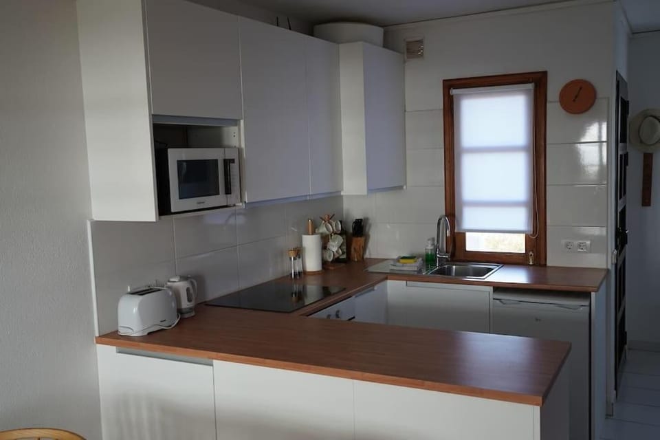 Kitchen or kitchenette, minibar, stove, toaster