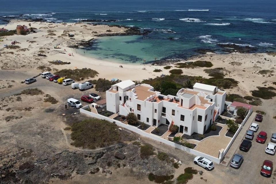 Property building, Natural landscape, Bird's eye view, Beach, Sea view, Location, Parking