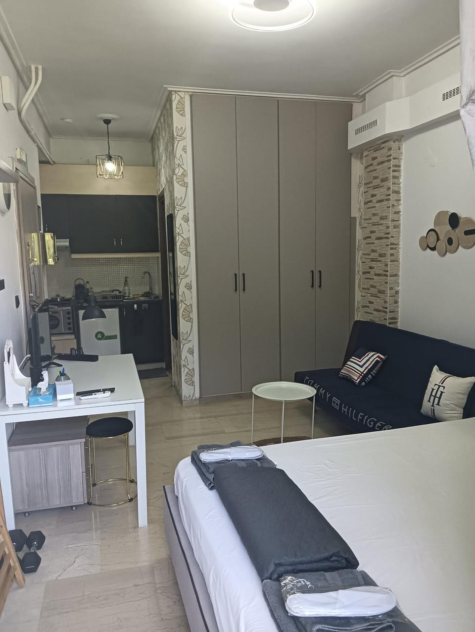 Bed, Kitchen or kitchenette, Living room, Photo of the whole room, Bedroom, towels, wardrobe, air conditioner