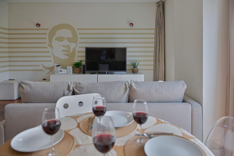 TV and multimedia, Living room, Seating area, Dining area