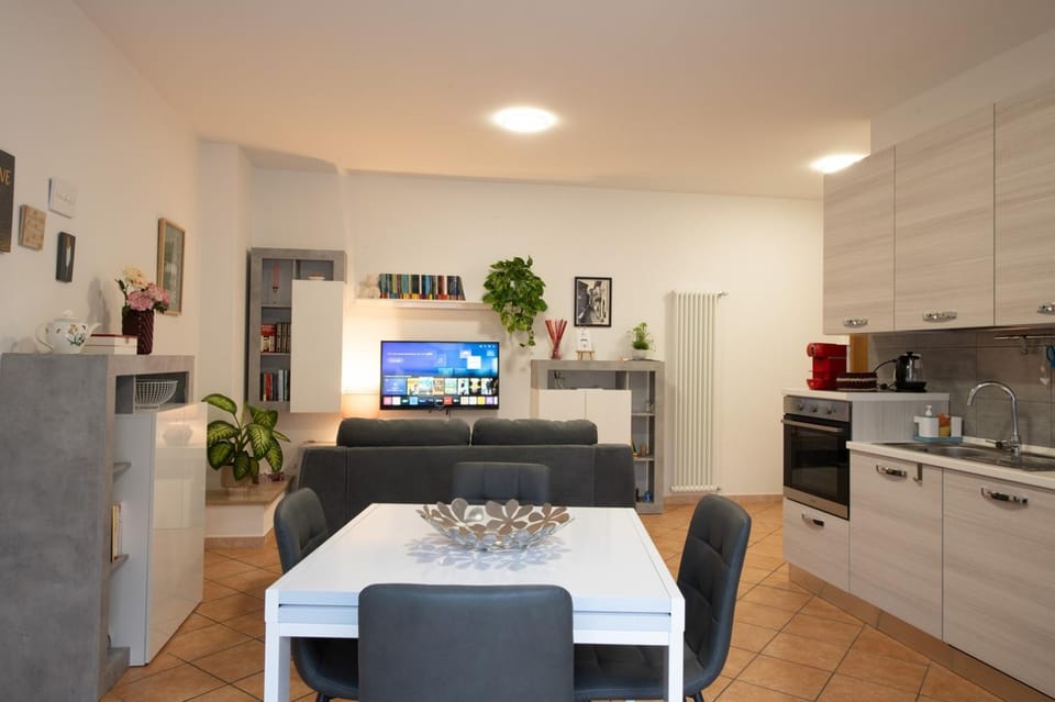 TV and multimedia, Living room, Seating area, Dining area