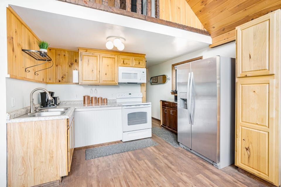 Kitchen or kitchenette, minibar, toaster